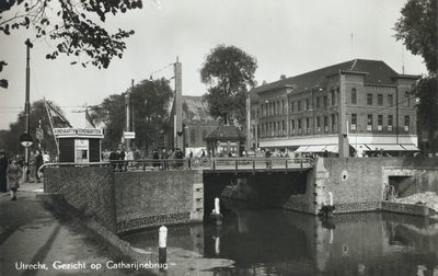2125 Gezicht op de Stadsbuitengracht te Utrecht met de Catharijnebrug.